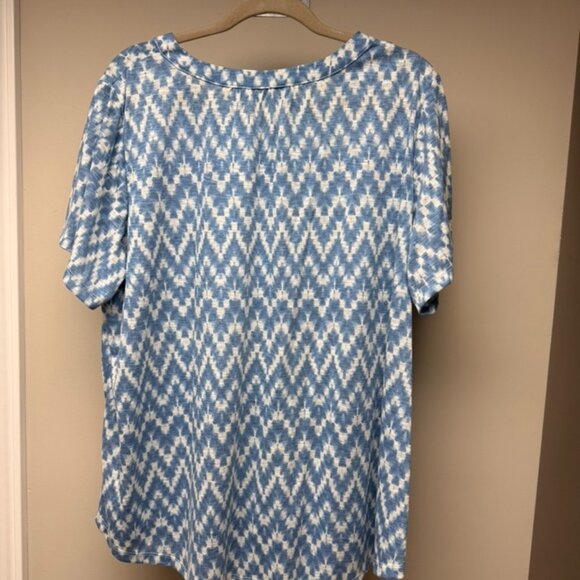 Women's 1X blue and ivory short sleeve shirt with pin tucks and buttons on front - Picture 3 of 12
